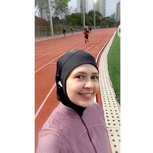 Amira e hijab esportivo modelo preto