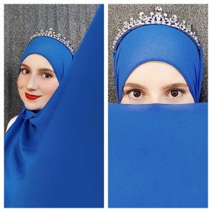 Muculmana usa Coroa com Hijab Azul