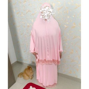 Roupa de rezar com renda rosa