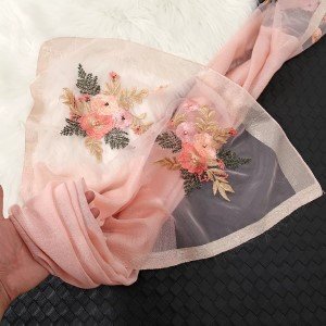 hijab-seda-com-bordado-lateral-detalhe-de-flor