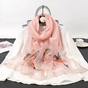 hijab-seda-com-bordado-lateral-rosa